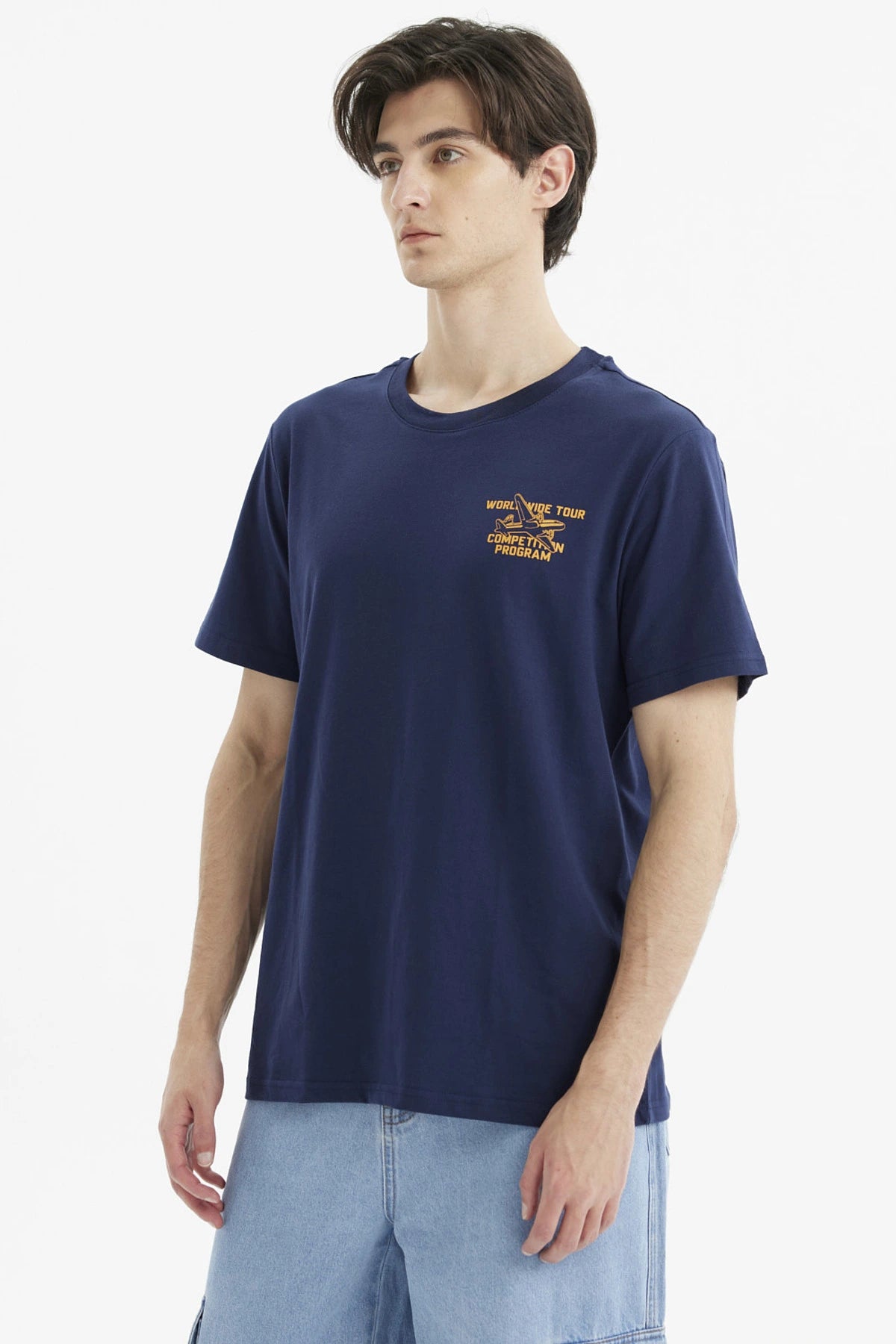 Polera azul para hombre con diseño gráfico pequeño en el pecho estilo casual sin estampa trasera visible