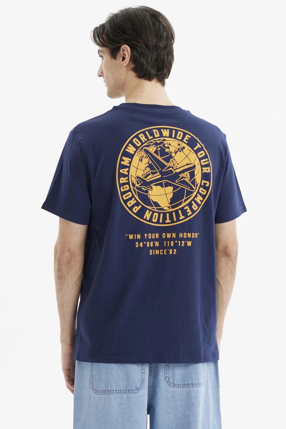 Polera azul para hombre con diseño gráfico pequeño en el pecho estilo casual sin estampa trasera visible
