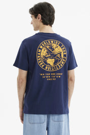 Polera azul para hombre con diseño gráfico pequeño en el pecho estilo casual sin estampa trasera visible