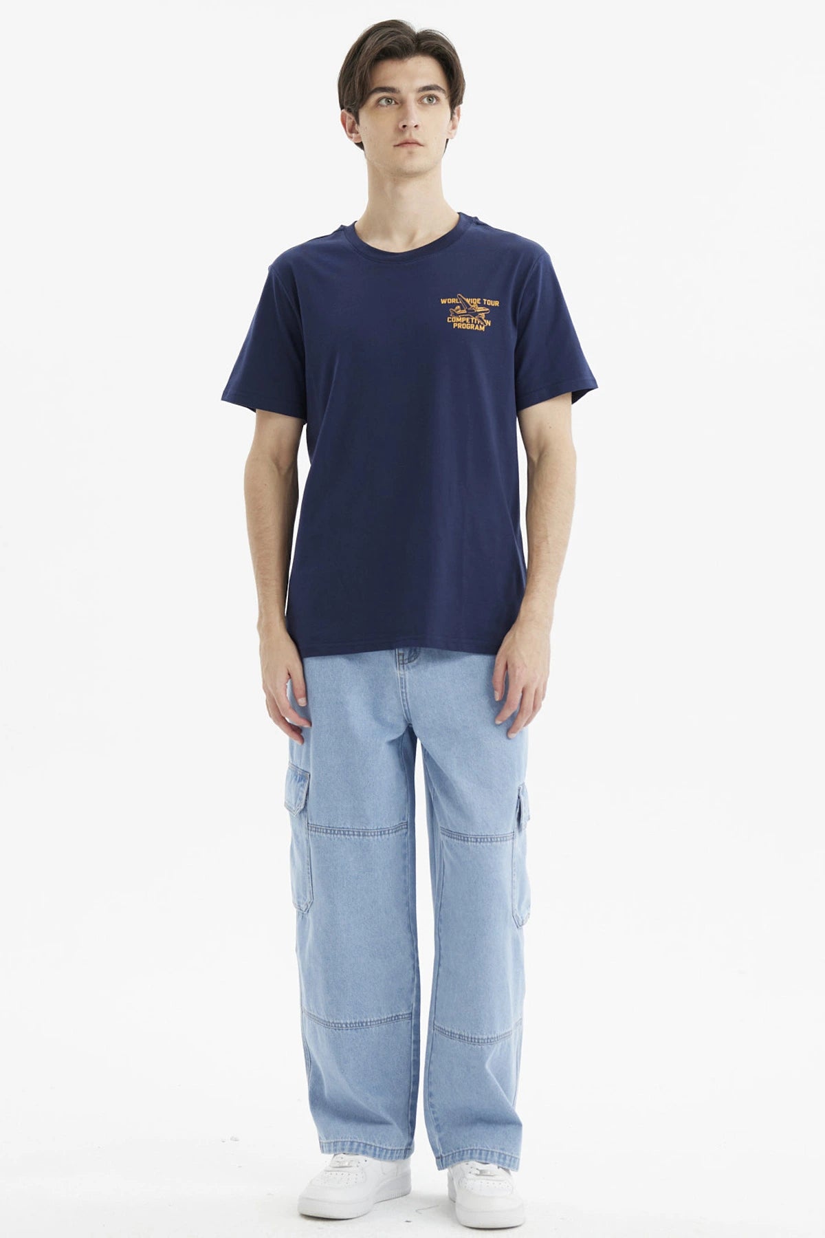 Polera azul para hombre con diseño gráfico pequeño en el pecho estilo casual sin estampa trasera visible