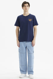 Polera azul para hombre con diseño gráfico pequeño en el pecho estilo casual sin estampa trasera visible