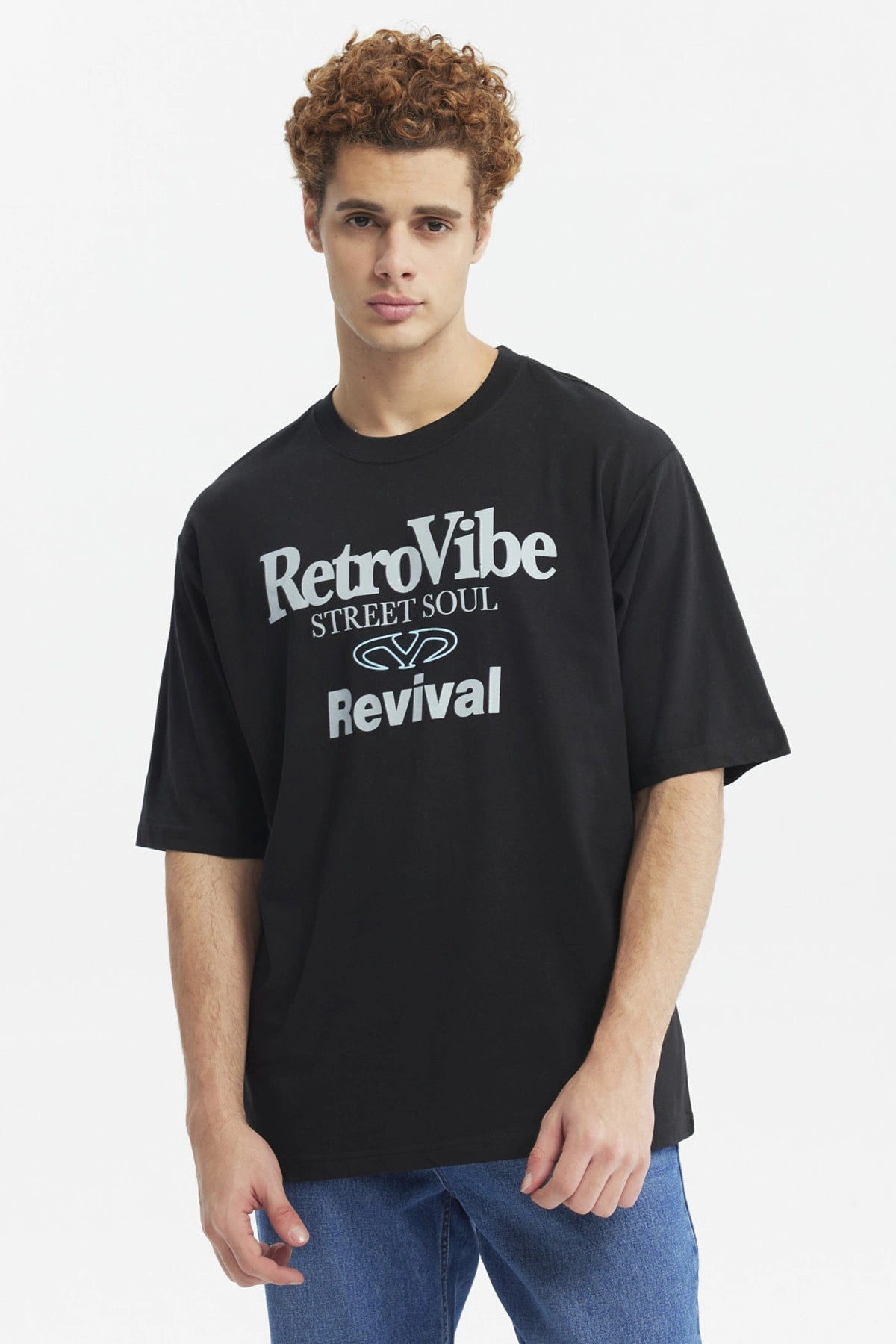 Polera negra oversize de hombre con estampado RetroVibe en letras grandes al frente estilo urbano