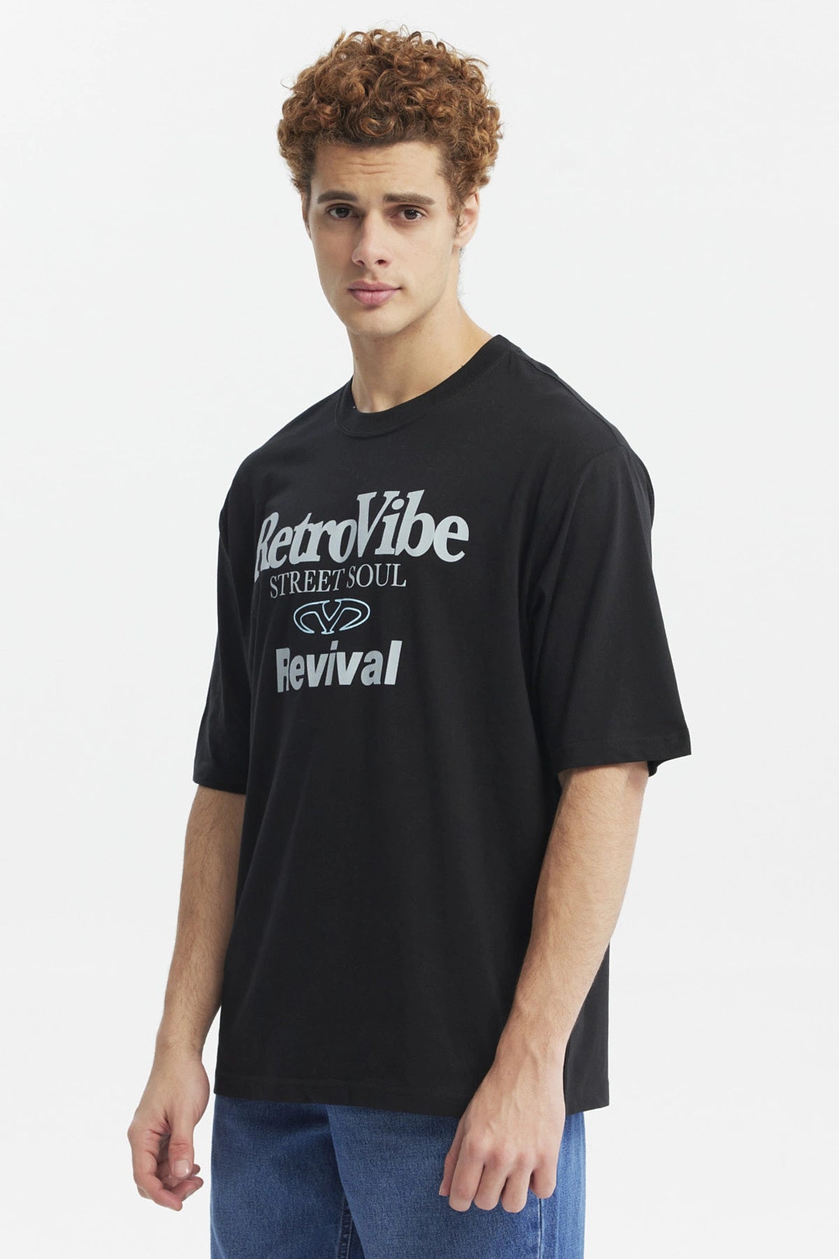 Polera negra oversize de hombre con estampado RetroVibe en letras grandes al frente estilo urbano