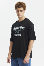 Polera negra oversize de hombre con estampado RetroVibe en letras grandes al frente estilo urbano