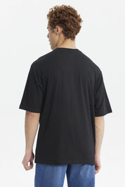 Polera negra oversize de hombre con estampado RetroVibe en letras grandes al frente estilo urbano