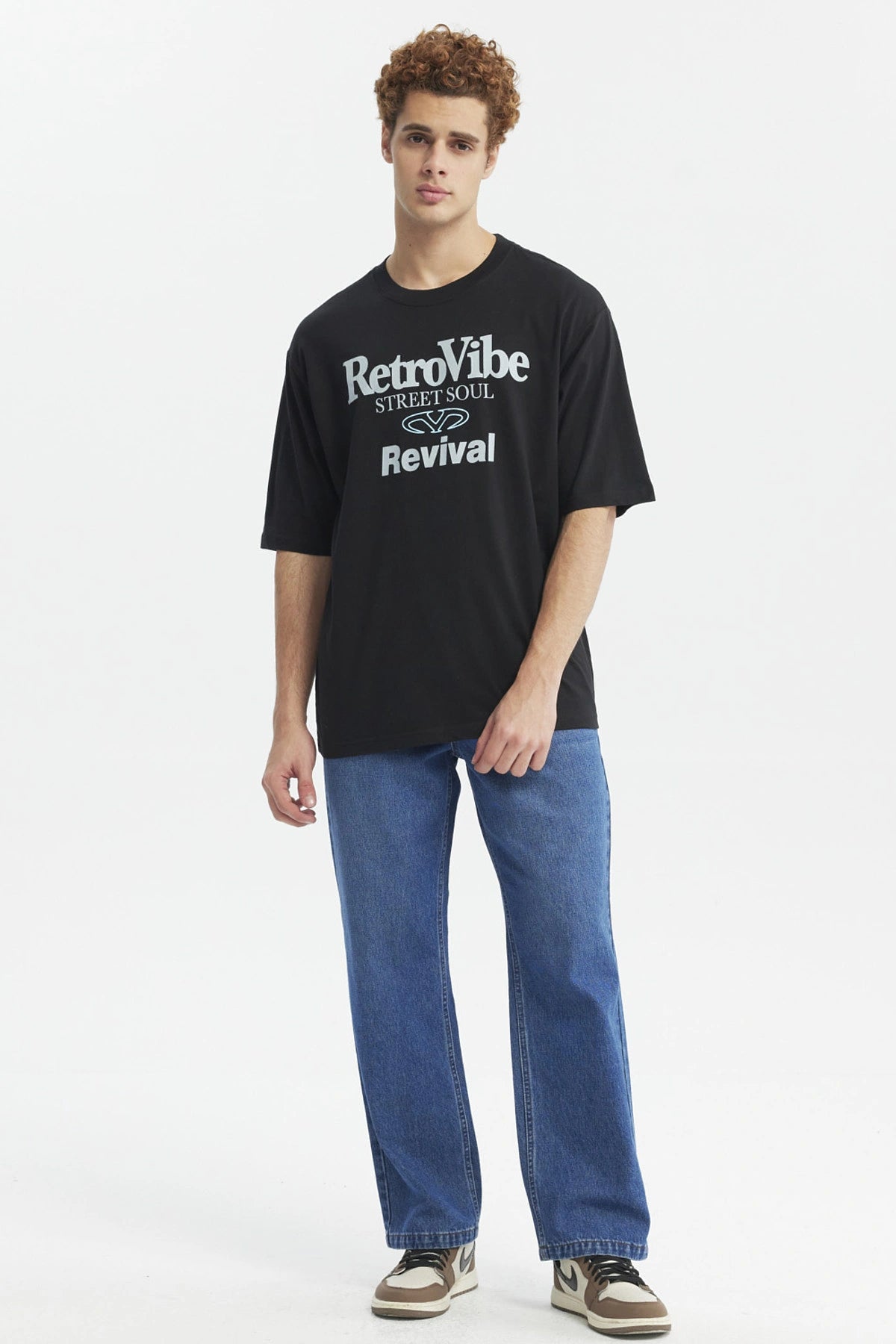 Polera negra oversize de hombre con estampado RetroVibe en letras grandes al frente estilo urbano