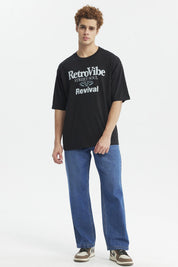 Polera negra oversize de hombre con estampado RetroVibe en letras grandes al frente estilo urbano