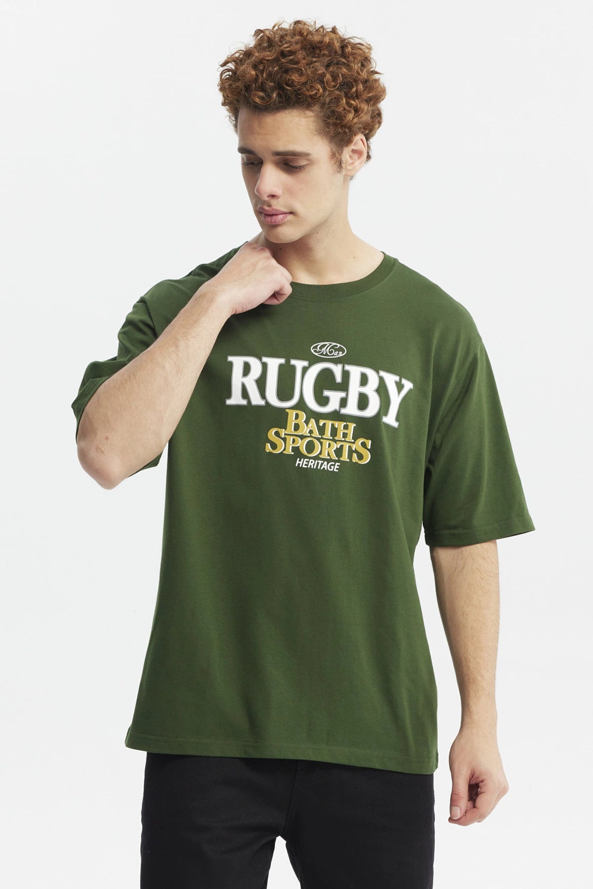 Polera oversize verde con estampado frontal Rugby Bath Sports en letras grandes y estilo retro sin estampa adicional