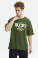 Polera oversize verde con estampado frontal Rugby Bath Sports en letras grandes y estilo retro sin estampa adicional