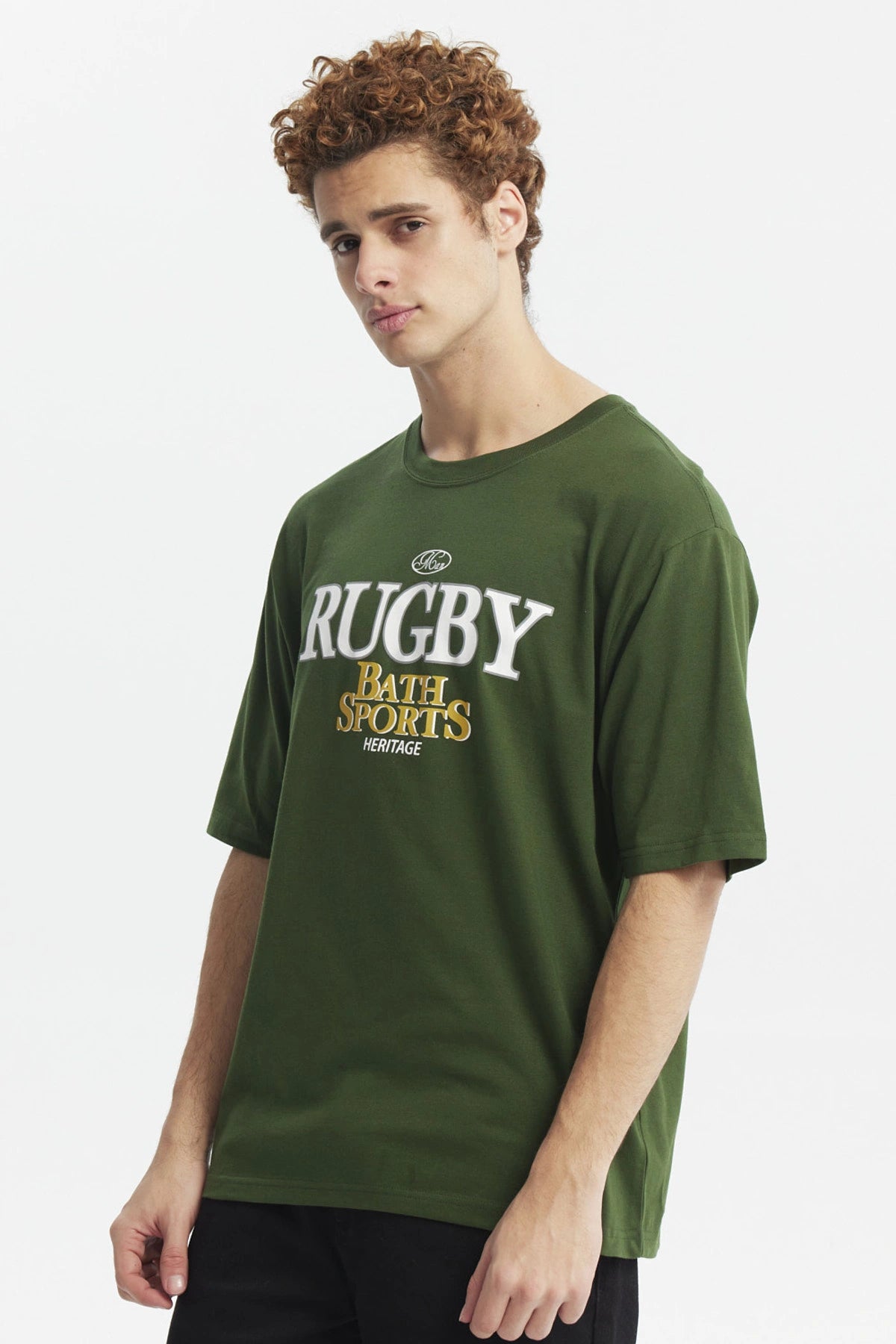 Polera oversize verde con estampado frontal Rugby Bath Sports en letras grandes y estilo retro sin estampa adicional