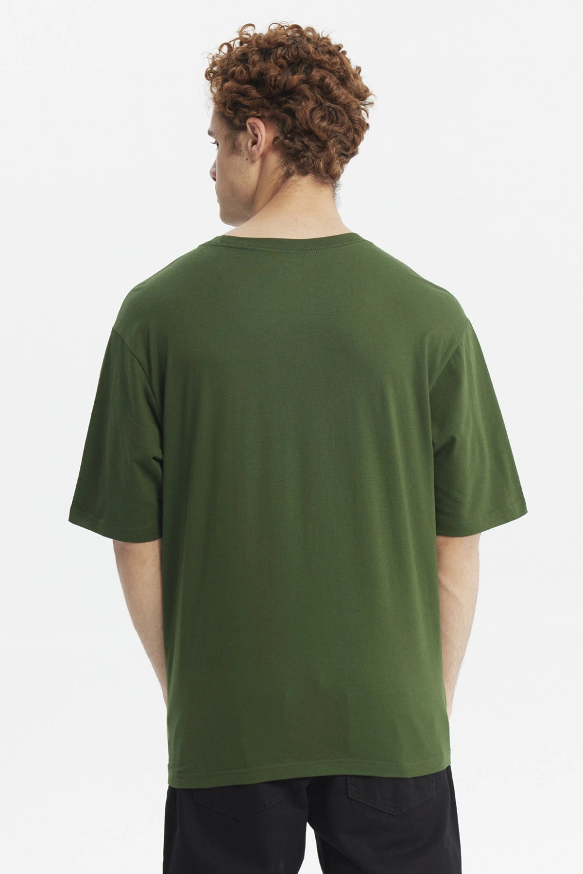 Polera oversize verde con estampado frontal Rugby Bath Sports en letras grandes y estilo retro sin estampa adicional