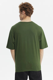 Polera oversize verde con estampado frontal Rugby Bath Sports en letras grandes y estilo retro sin estampa adicional