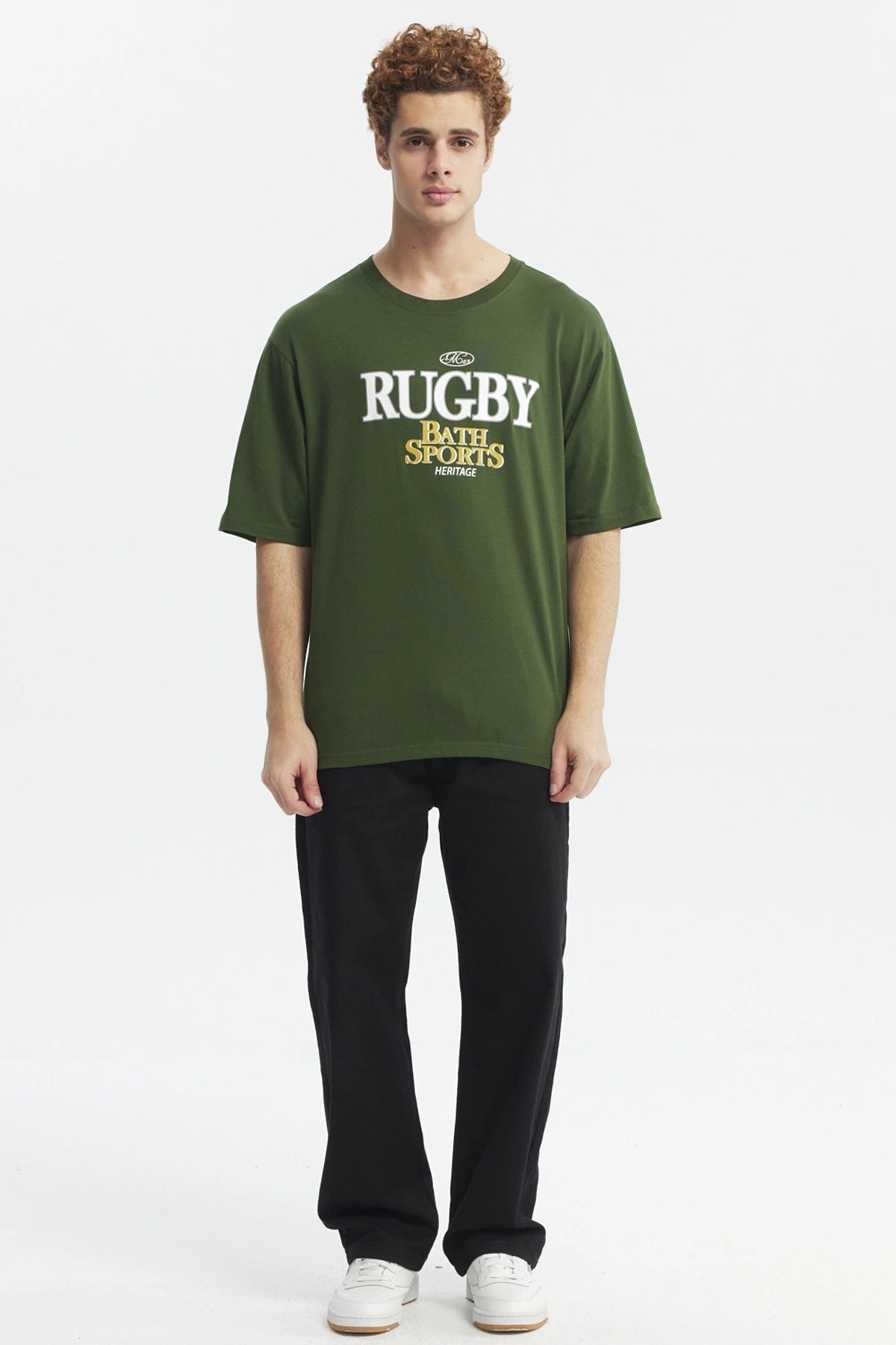 Polera oversize verde con estampado frontal Rugby Bath Sports en letras grandes y estilo retro sin estampa adicional