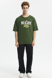 Polera oversize verde con estampado frontal Rugby Bath Sports en letras grandes y estilo retro sin estampa adicional