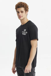 Polera negra para hombre con texto blanco New York City NYC Insider Brooklyn en el pecho estilo casual y urbano