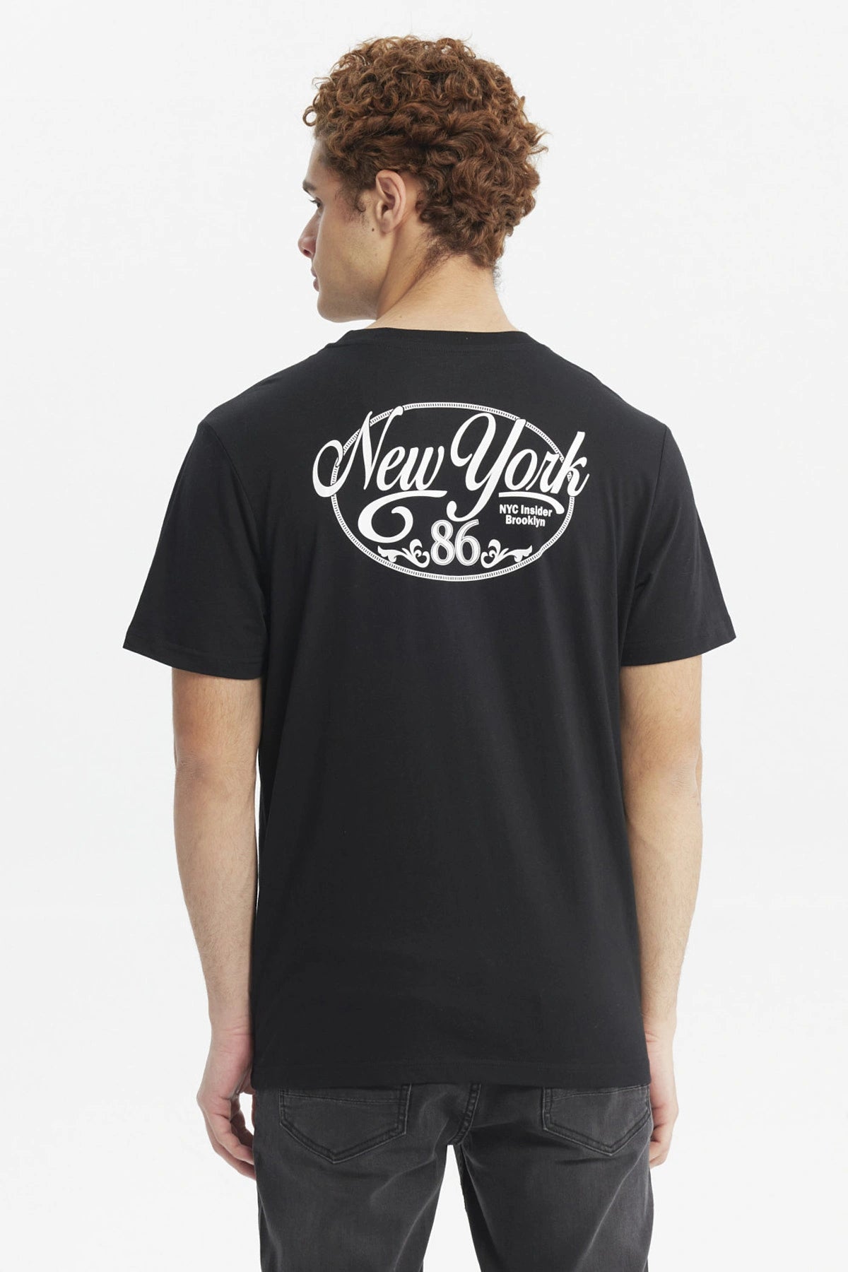 Polera negra para hombre con texto blanco New York City NYC Insider Brooklyn en el pecho estilo casual y urbano