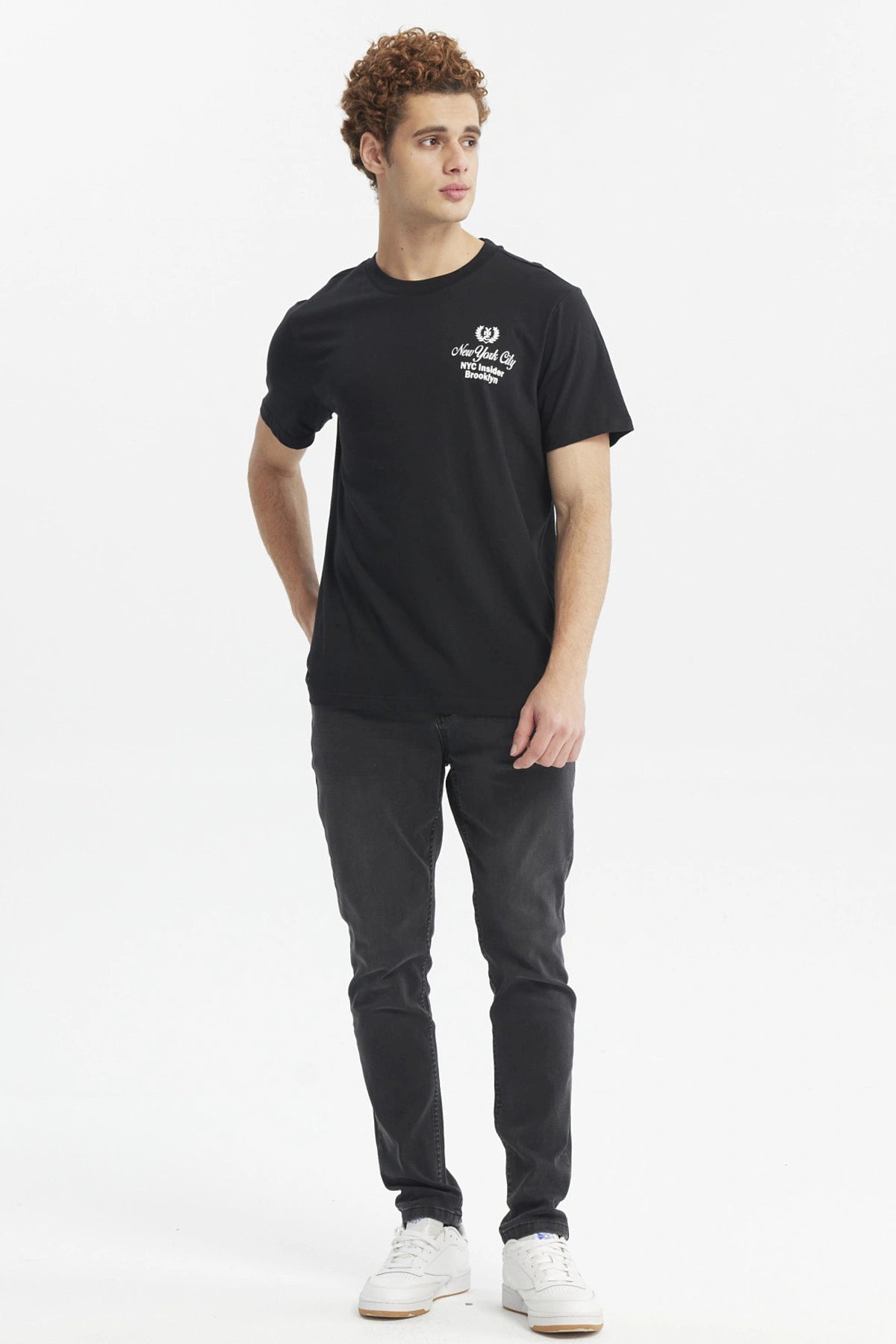 Polera negra para hombre con texto blanco New York City NYC Insider Brooklyn en el pecho estilo casual y urbano