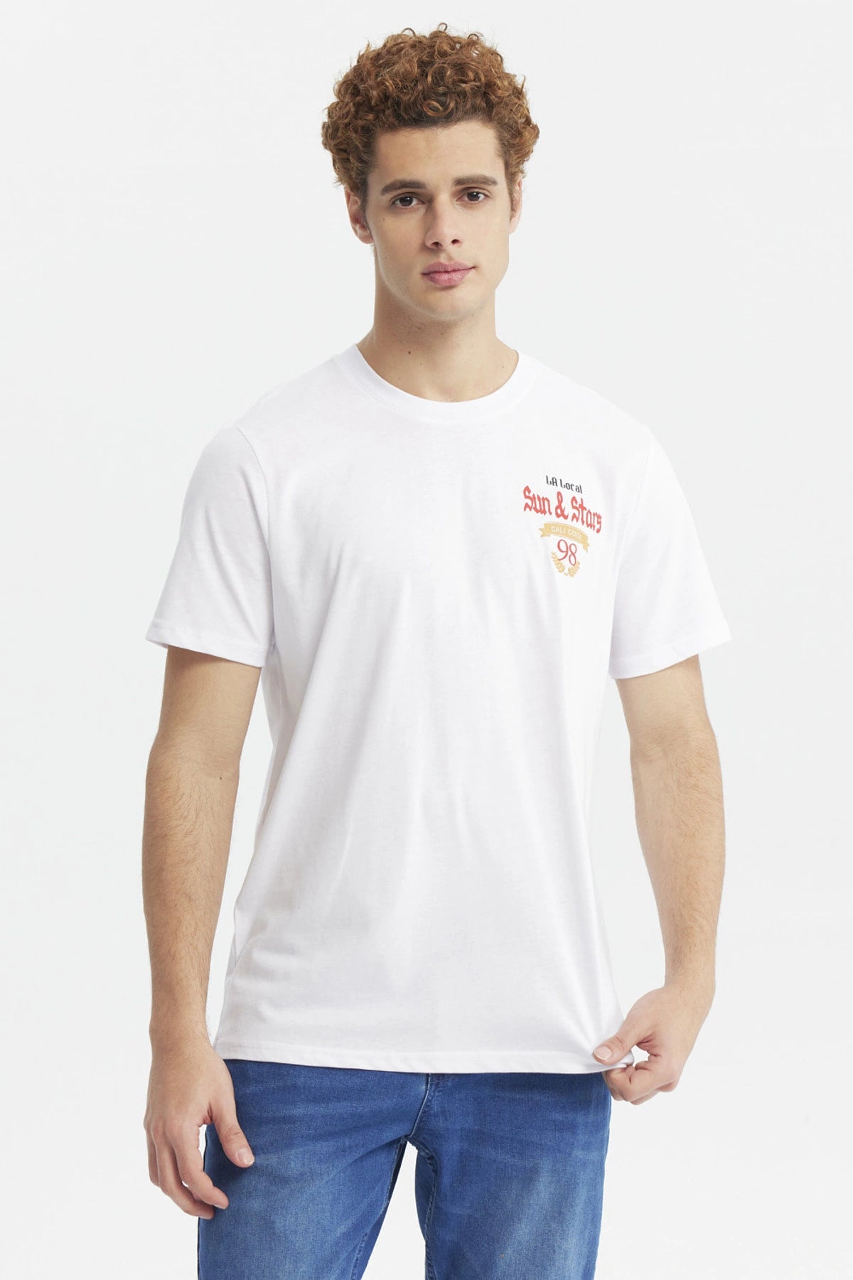 Polera blanca para hombre con estampa en el pecho estilo gráfico vintage texto Sun & Stars en rojo y amarillo
