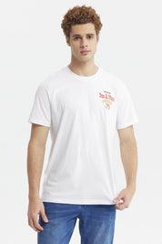 Polera blanca para hombre con estampa en el pecho estilo gráfico vintage texto Sun & Stars en rojo y amarillo