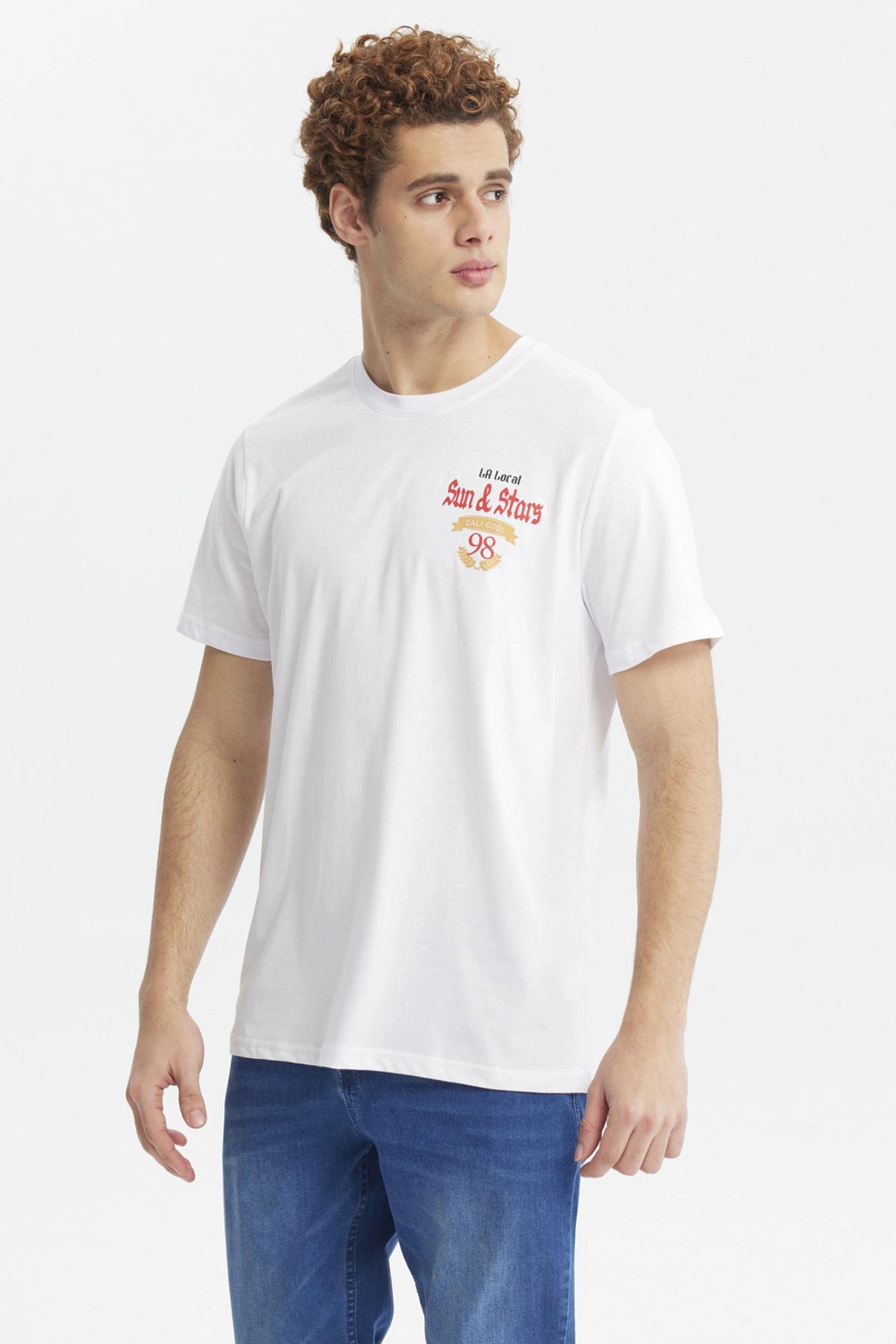 Polera blanca para hombre con estampa en el pecho estilo gráfico vintage texto Sun & Stars en rojo y amarillo