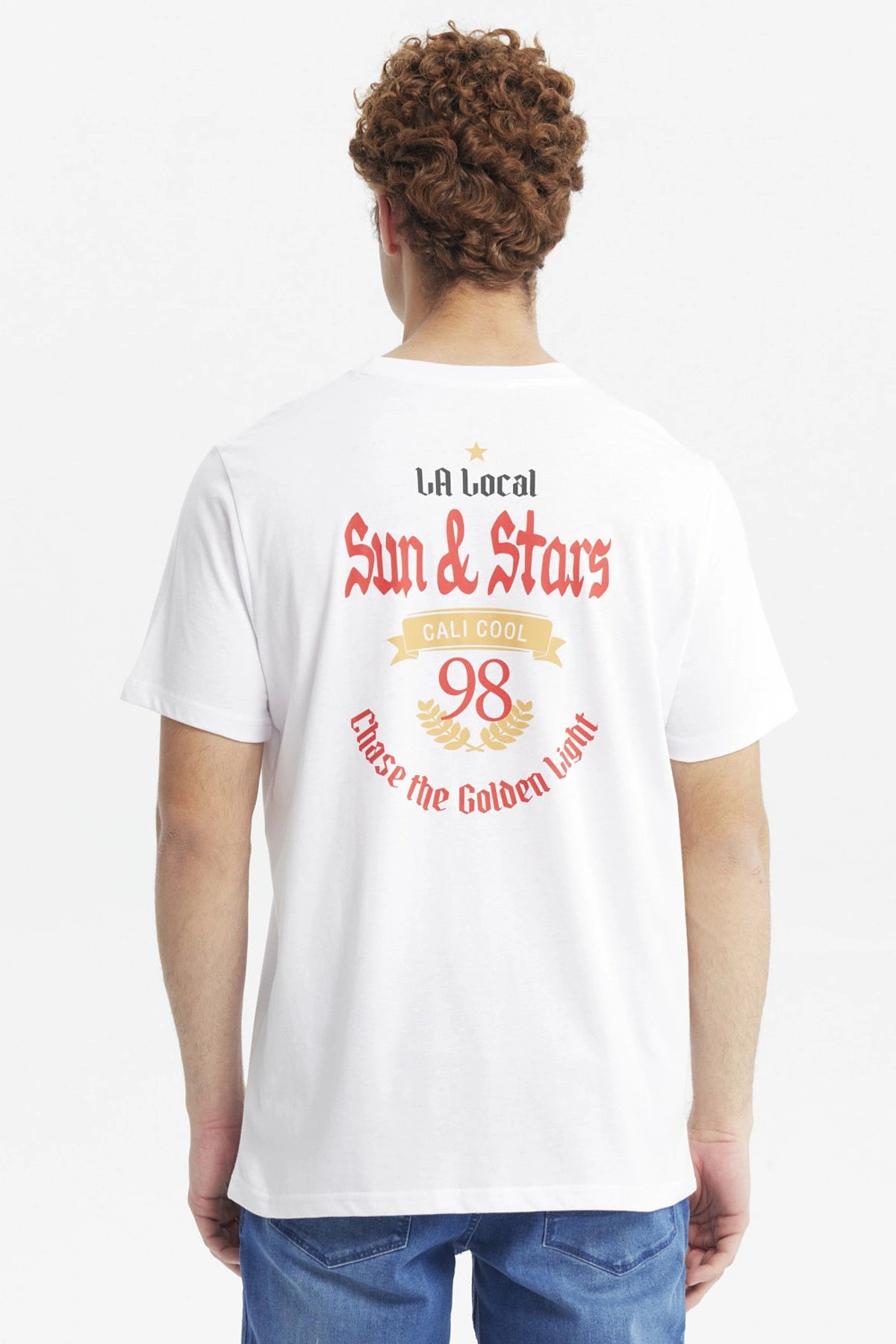 Polera blanca para hombre con estampa en el pecho estilo gráfico vintage texto Sun & Stars en rojo y amarillo