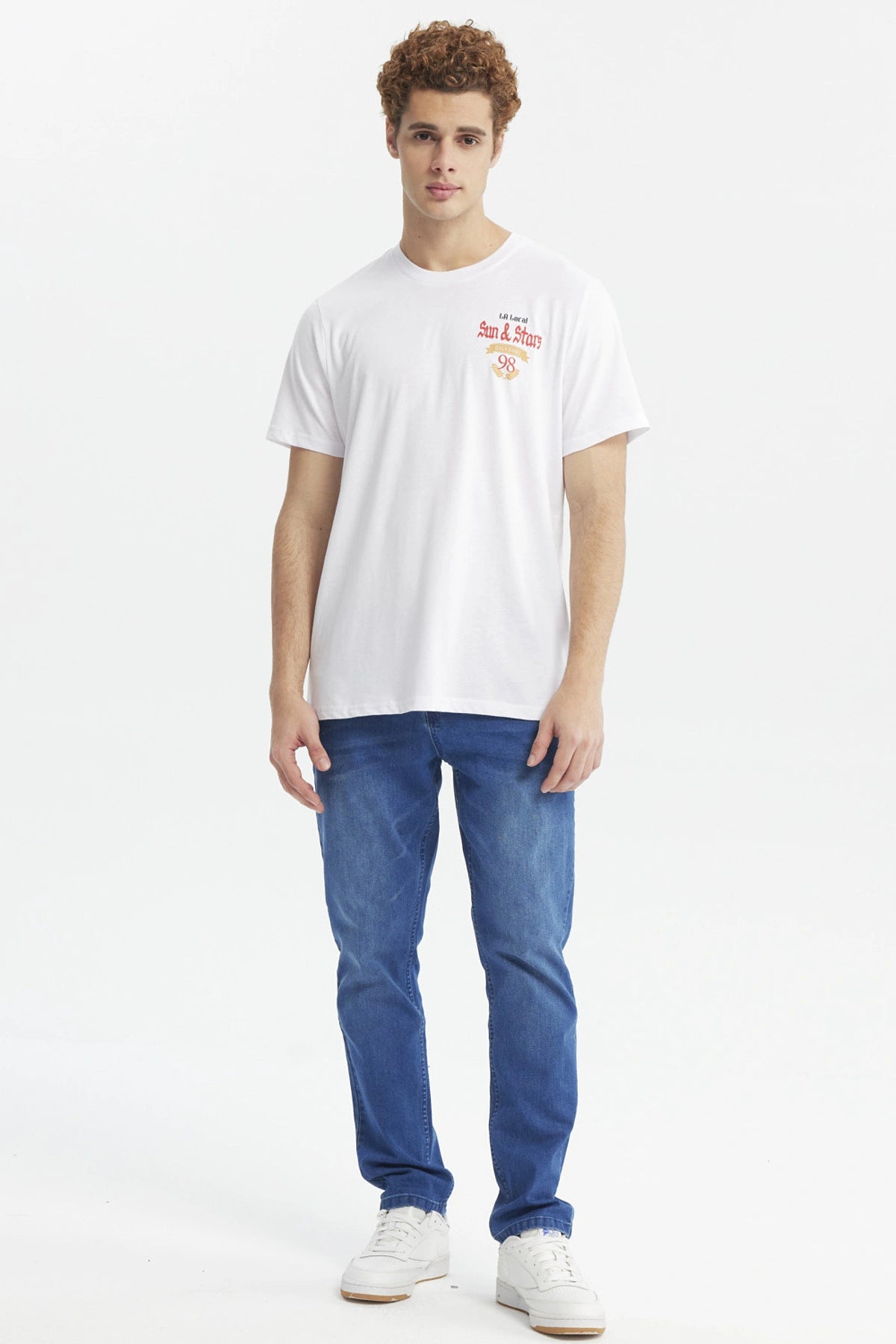 Polera blanca para hombre con estampa en el pecho estilo gráfico vintage texto Sun & Stars en rojo y amarillo