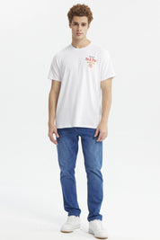 Polera blanca para hombre con estampa en el pecho estilo gráfico vintage texto Sun & Stars en rojo y amarillo