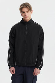 Chaqueta slim negra para hombre con líneas blancas en mangas diseño juvenil lisa y cierre frontal visible