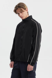 Chaqueta slim negra para hombre con líneas blancas en mangas diseño juvenil lisa y cierre frontal visible