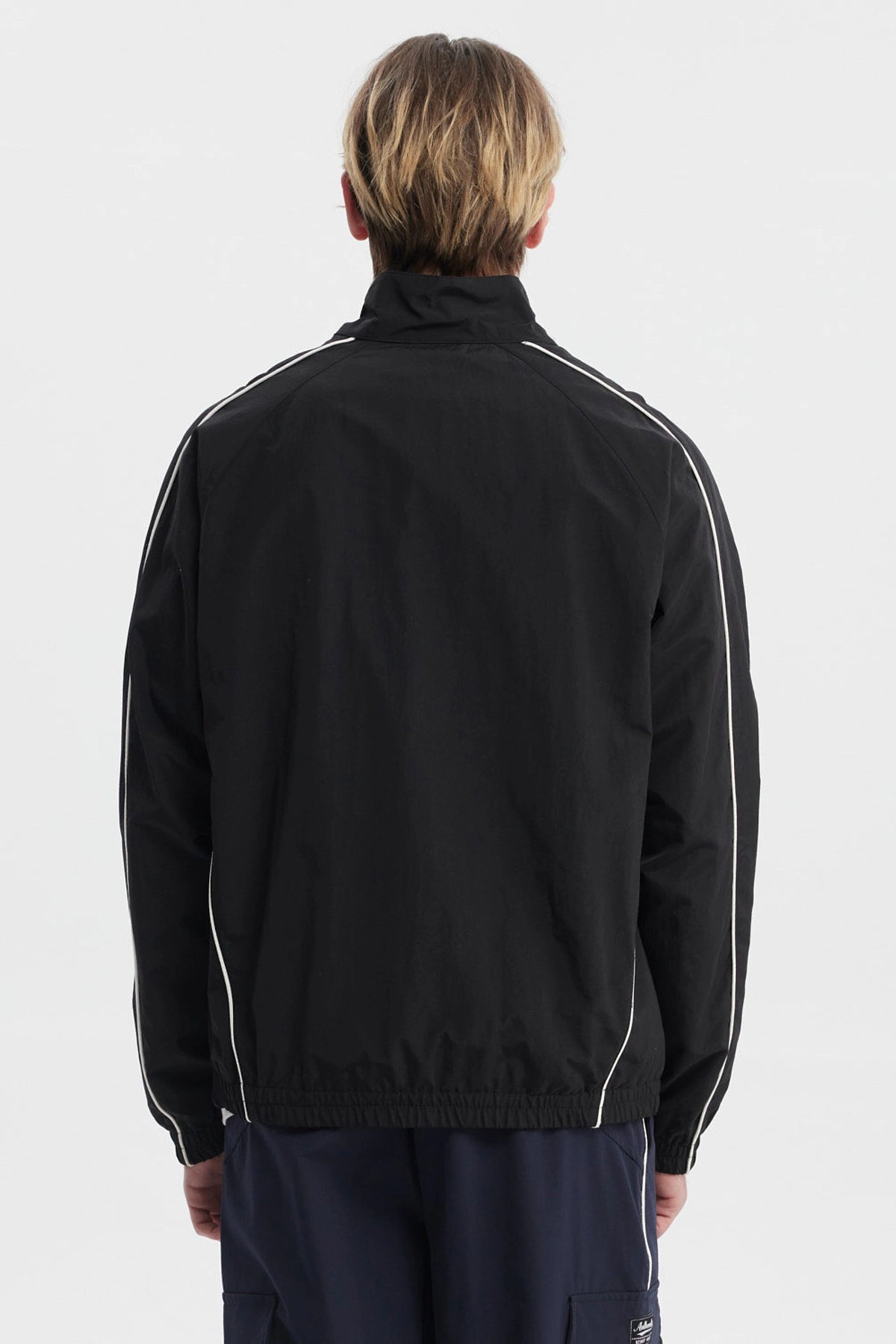 Chaqueta slim negra para hombre con líneas blancas en mangas diseño juvenil lisa y cierre frontal visible