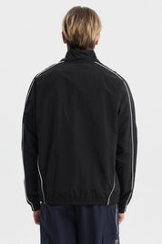 Chaqueta slim negra para hombre con líneas blancas en mangas diseño juvenil lisa y cierre frontal visible