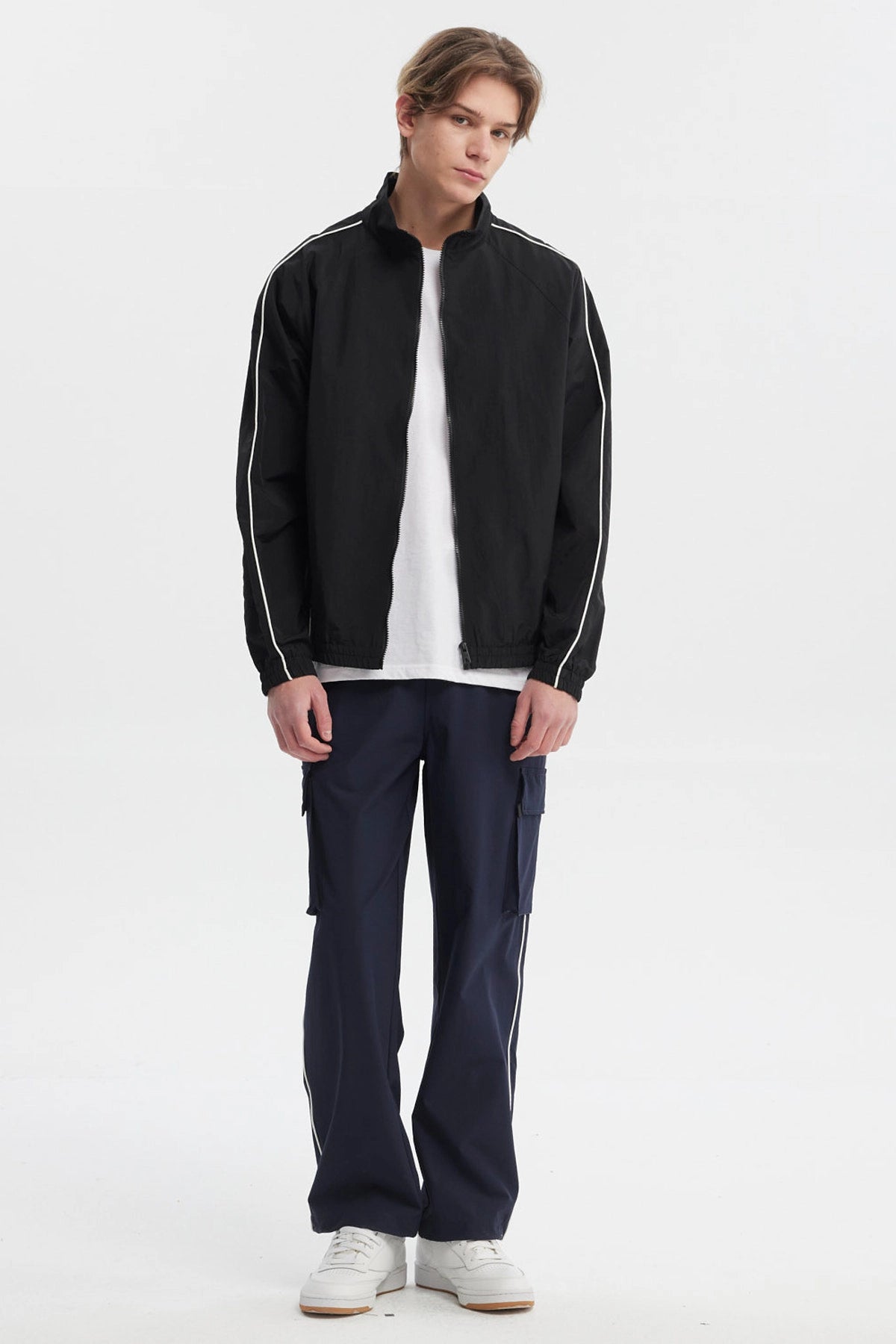 Chaqueta slim negra para hombre con líneas blancas en mangas diseño juvenil lisa y cierre frontal visible
