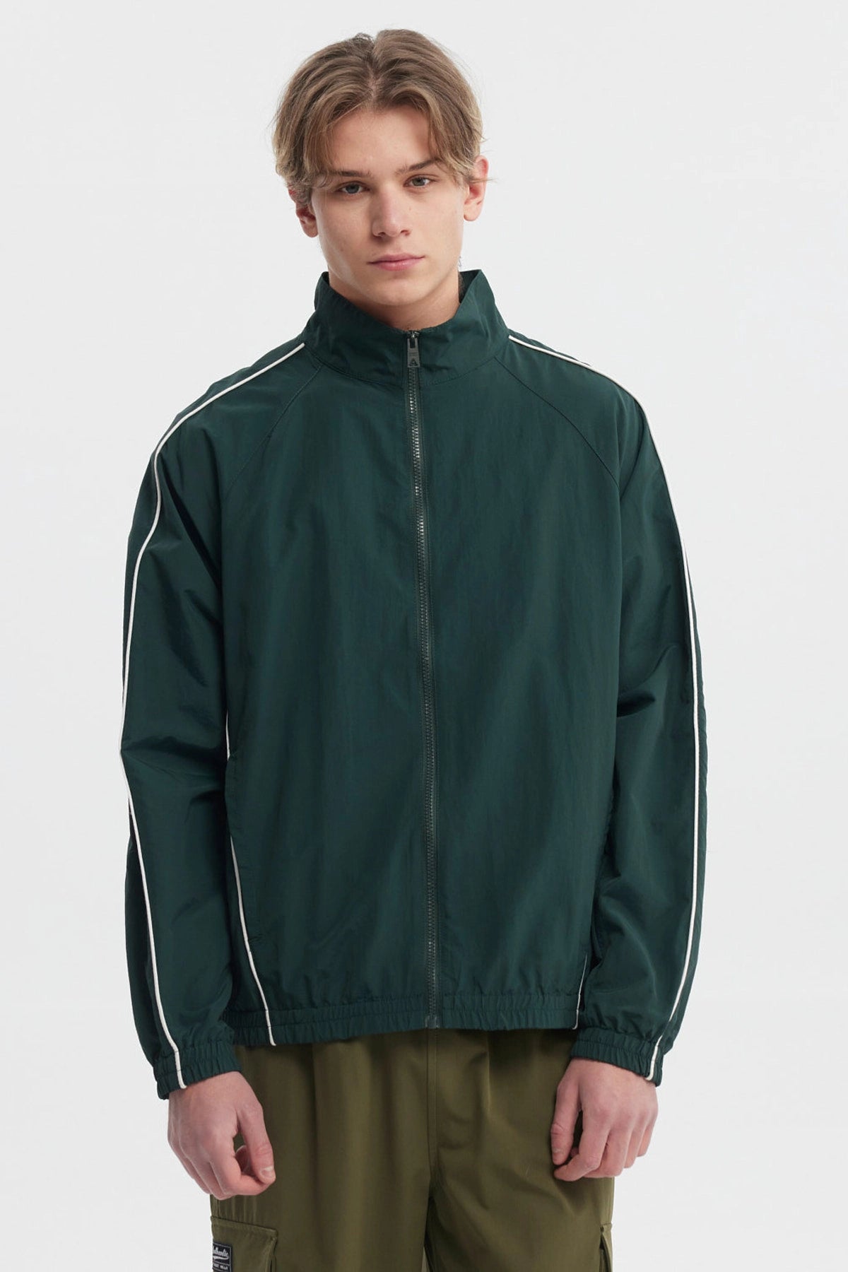 Chaqueta slim verde militar para hombre con cierre completo y líneas blancas en las mangas lisa y moderna