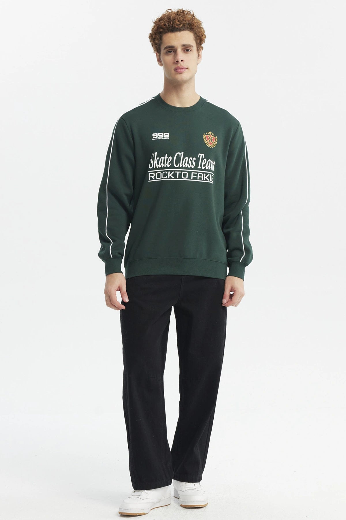 Polerón oversize verde con estampado blanco en el pecho y detalle de escudo en el lado izquierdo estilo deportivo