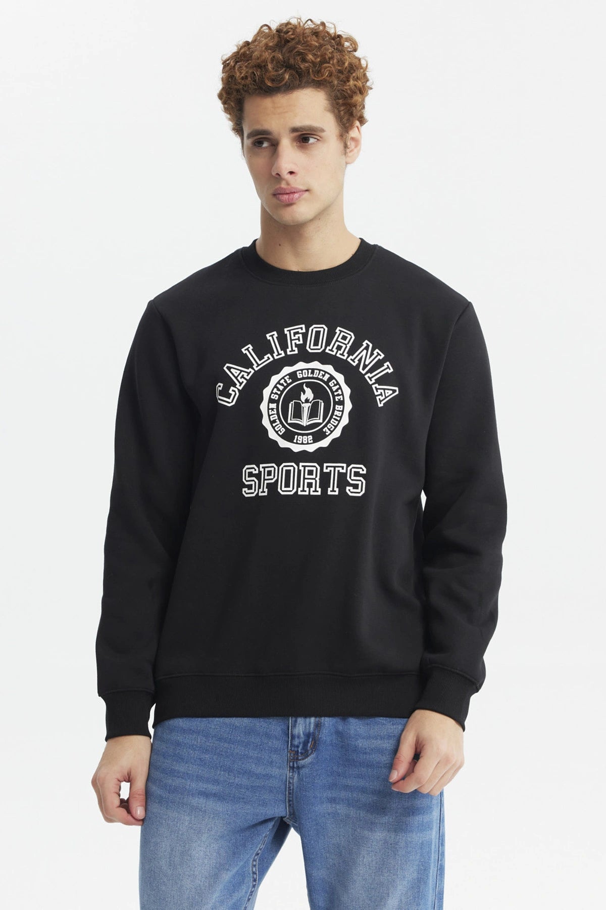 Polerón negro para hombre con diseño frontal de texto California Sports en estilo universitario blanco