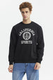 Polerón negro para hombre con diseño frontal de texto California Sports en estilo universitario blanco