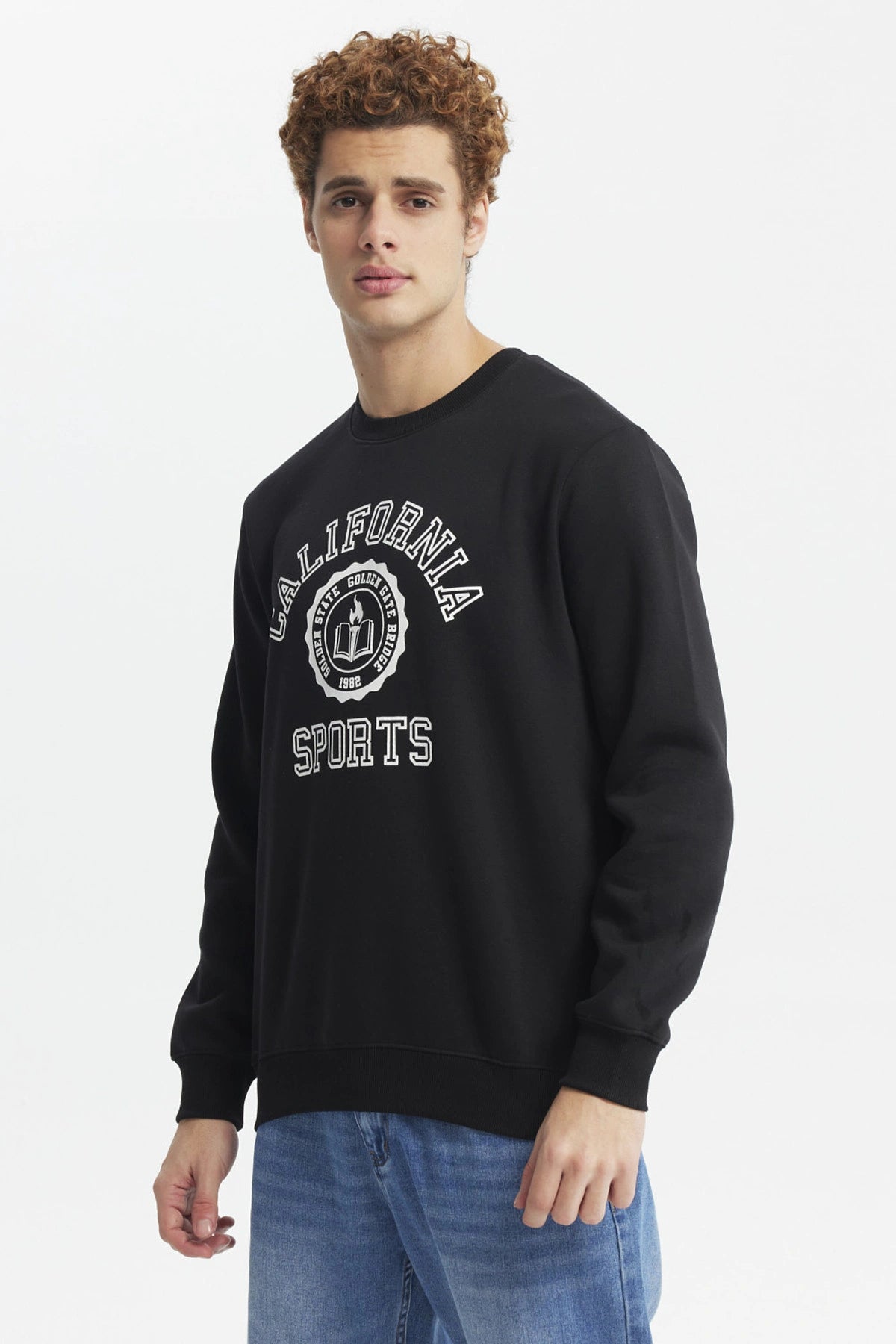 Polerón negro para hombre con diseño frontal de texto California Sports en estilo universitario blanco