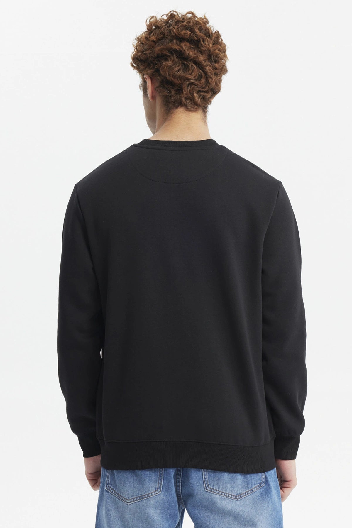 Polerón negro para hombre con diseño frontal de texto California Sports en estilo universitario blanco