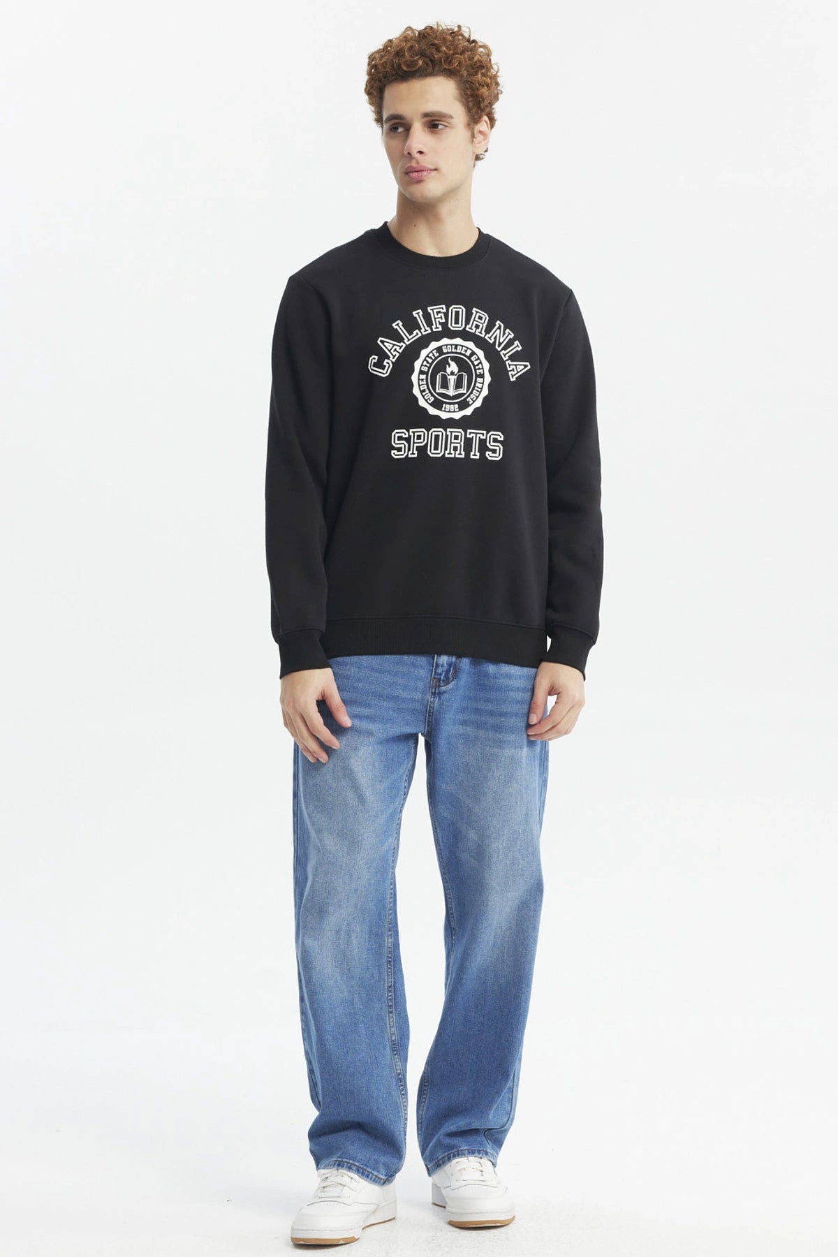 Polerón negro para hombre con diseño frontal de texto California Sports en estilo universitario blanco