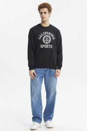 Polerón negro para hombre con diseño frontal de texto California Sports en estilo universitario blanco
