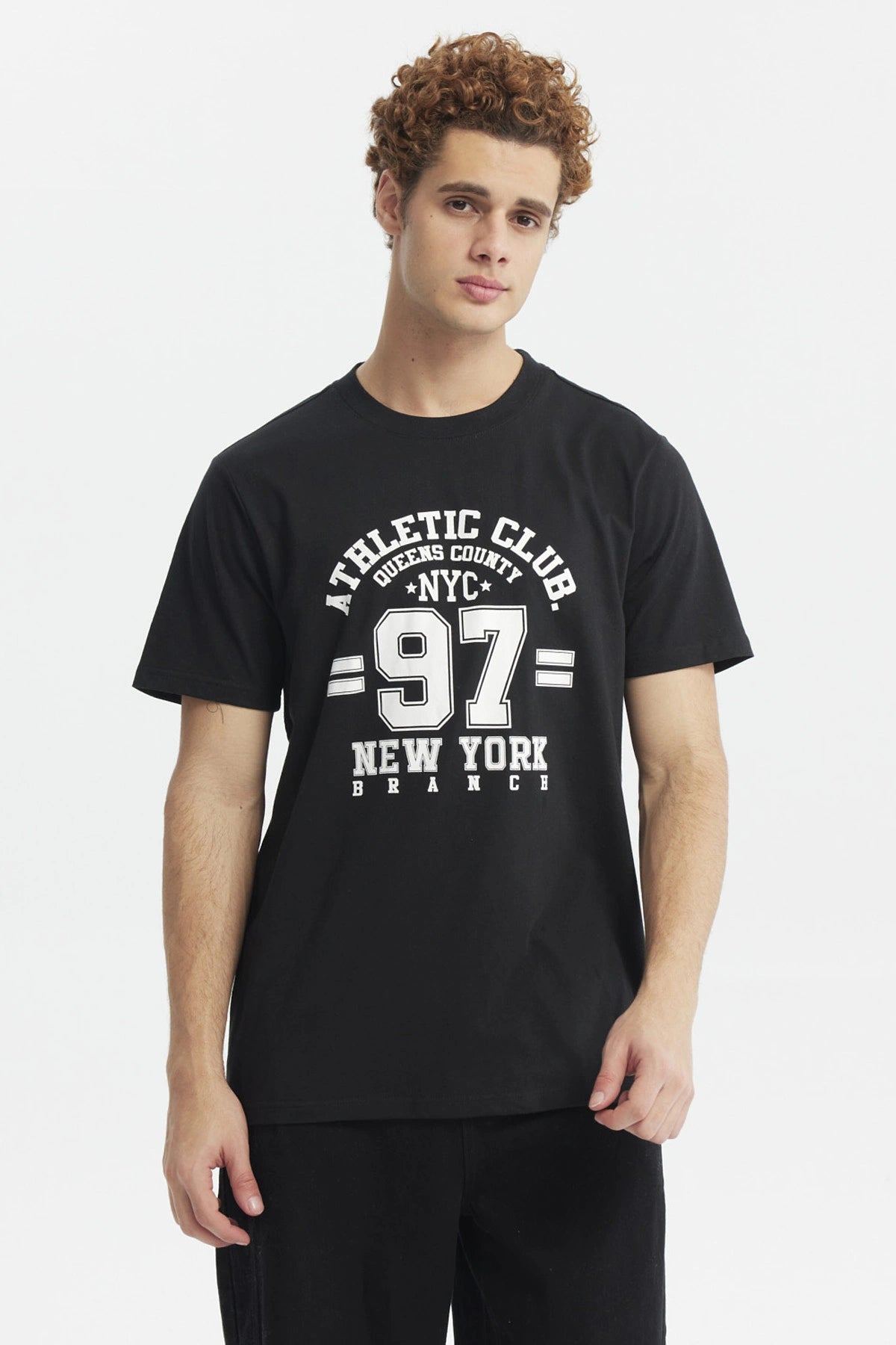 Polera hombre slim negra con texto Athletic Club NYC 97 en el pecho estilo deportivo casual
