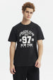 Polera hombre slim negra con texto Athletic Club NYC 97 en el pecho estilo deportivo casual