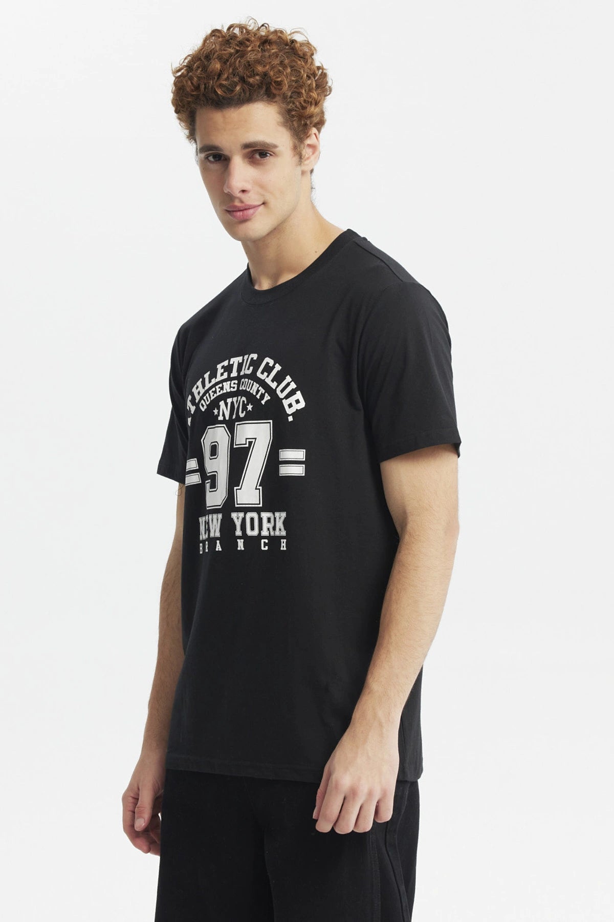Polera hombre slim negra con texto Athletic Club NYC 97 en el pecho estilo deportivo casual