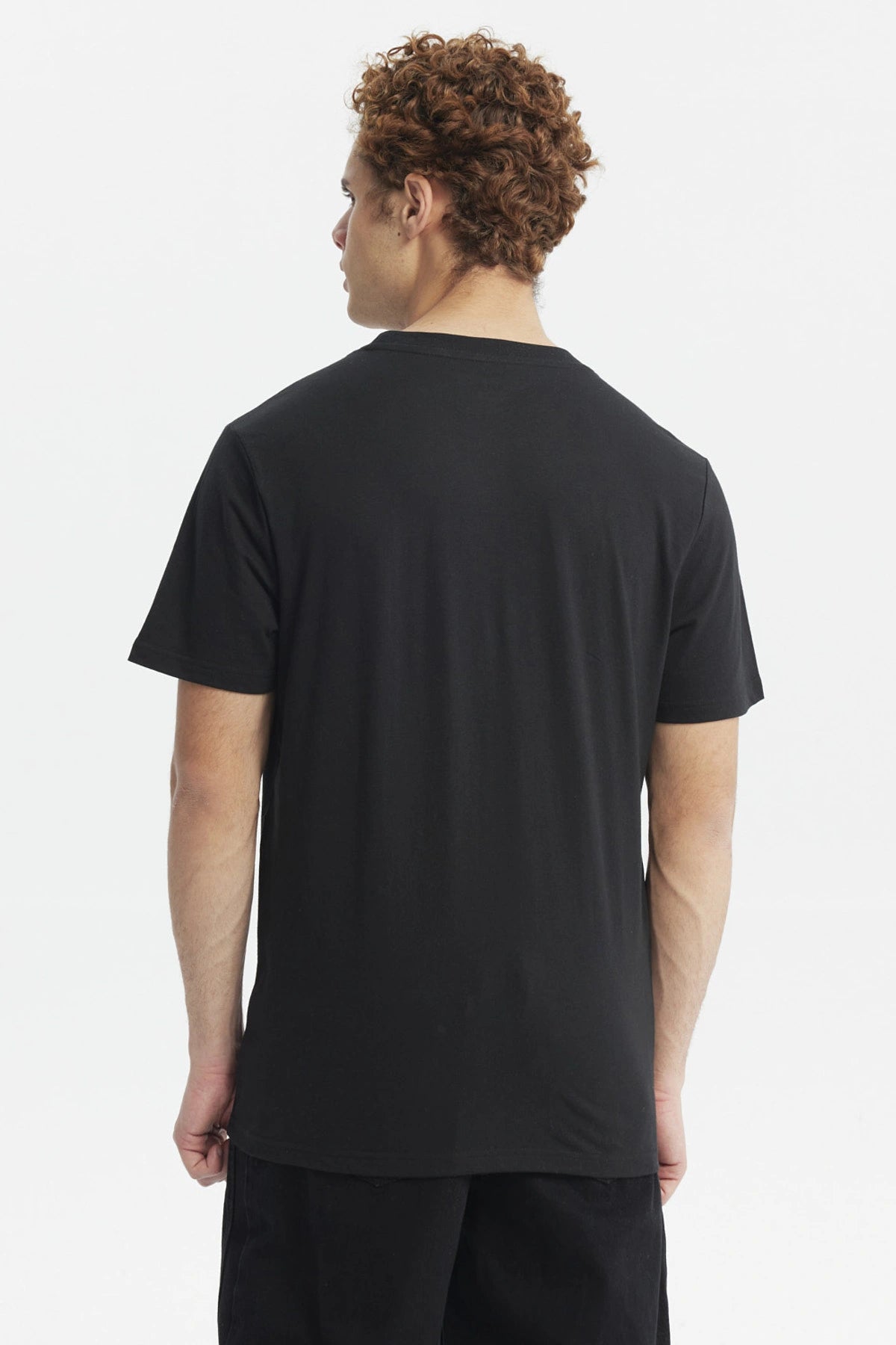 Polera hombre slim negra con texto Athletic Club NYC 97 en el pecho estilo deportivo casual
