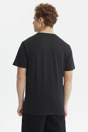 Polera hombre slim negra con texto Athletic Club NYC 97 en el pecho estilo deportivo casual