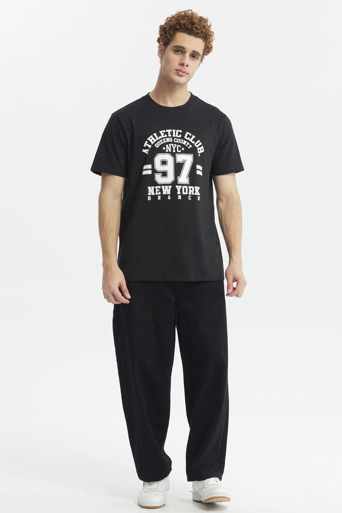 Polera hombre slim negra con texto Athletic Club NYC 97 en el pecho estilo deportivo casual
