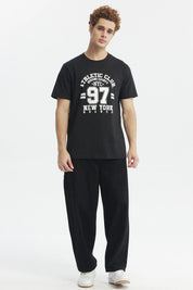 Polera hombre slim negra con texto Athletic Club NYC 97 en el pecho estilo deportivo casual