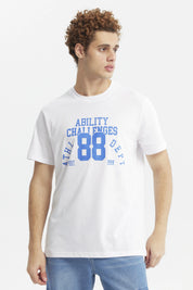 Polera hombre slim blanca con texto Ability Challenges 88 en azul en el pecho estilo deportivo casual y cómodo