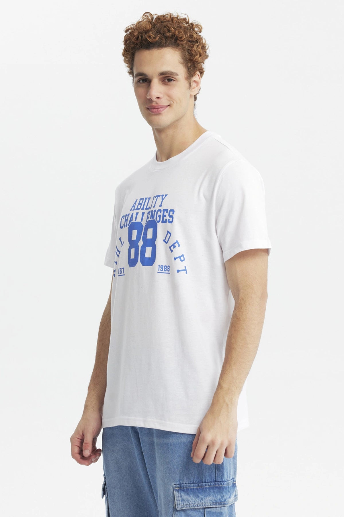 Polera hombre slim blanca con texto Ability Challenges 88 en azul en el pecho estilo deportivo casual y cómodo