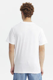 Polera hombre slim blanca con texto Ability Challenges 88 en azul en el pecho estilo deportivo casual y cómodo